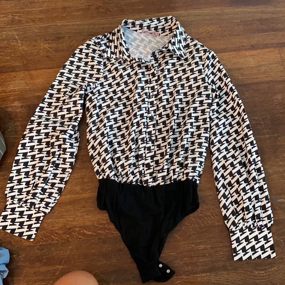 Houndstooth button down body suit blouse!